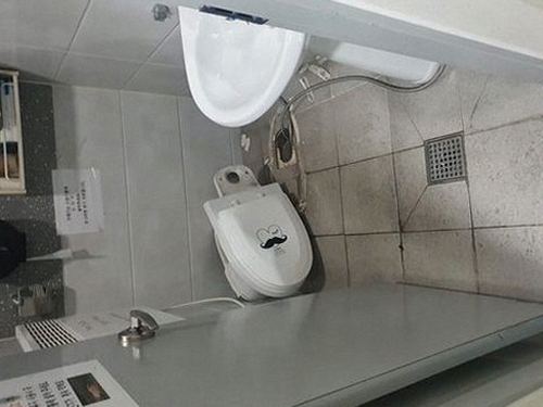 능동 하수구막힘 처리 후 배수 흐름과 주변 배수구 반응을 확인하는 모습